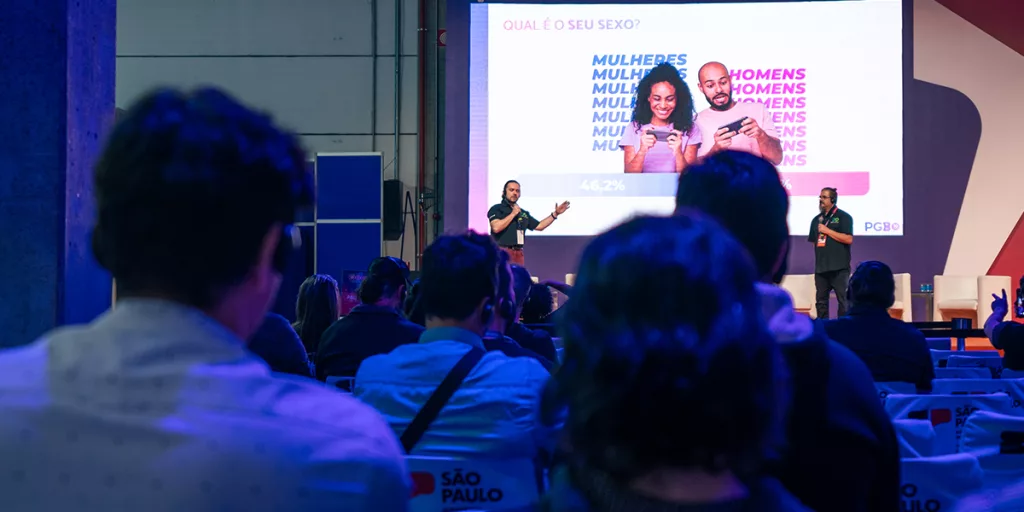 Ação de marketing do jogo Forza Horizon 5 em torno da Barbie com detalhes da boneca na pintura do carro